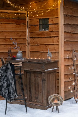 Tabouret de bar bistro TROB en métal noir et bois naturel.